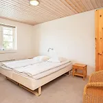 12 Person In Hals-by Traum